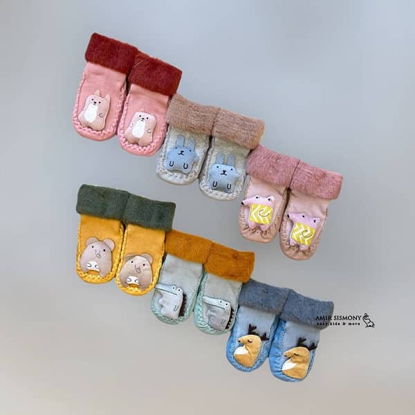 جوراب نوزادی زمستانی کف چرمی طرح عروسکی