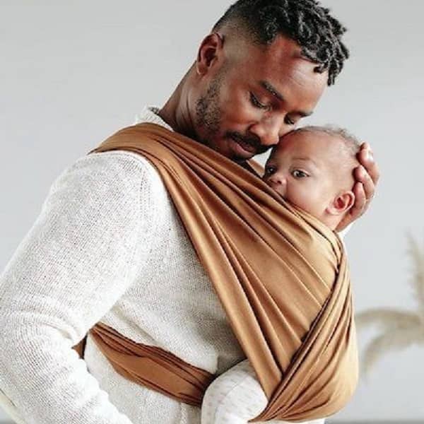 آغوشی نوزاد چیست و چه مزیت هایی به همراه دارد؟