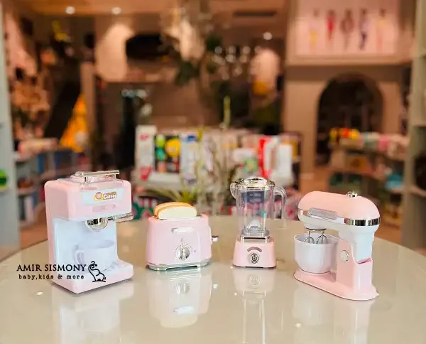 مجموعه اسباب بازی وسایل آشپزخانه فوق دارای جزئیات واقعی هستند که به کودکان کمک کرده تا حس کنند در حال استفاده از وسایل واقعی آشپزخانه هستند.