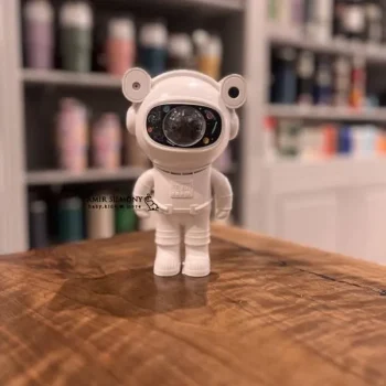 آدم فضایی متوسط ایستاده