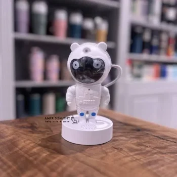 آدم فضایی کوچک ایستاده